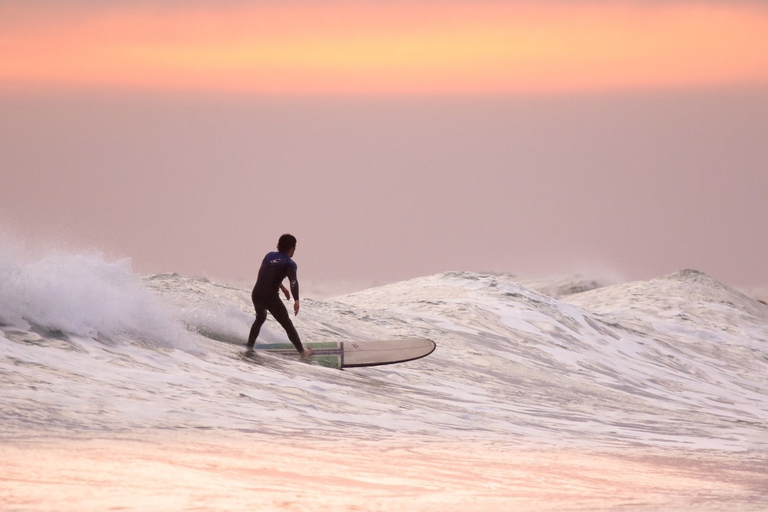 SURFINGKojarzony z malowniczymi wybrzeżami Portugalii, Hiszpanii czy Kolumbii, w ostatnim czasie powrócił nad polski Bałtyk