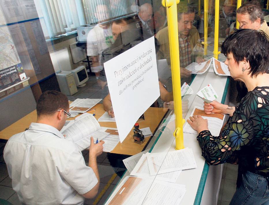 Eksperci twierdzą, że zwolnieni pracownicy administracji szybko trafią do samorządów