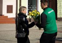 8 marca w Łęczycy. Przedstawiciel Górnika i kibice wręczyli kwiaty kobietom