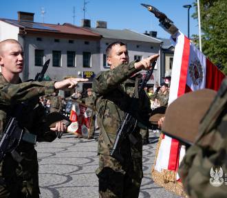 Uroczysta przysięga wojskowa w Poddębicach ponad 70 ochotników z całego łódzkiego FOT
