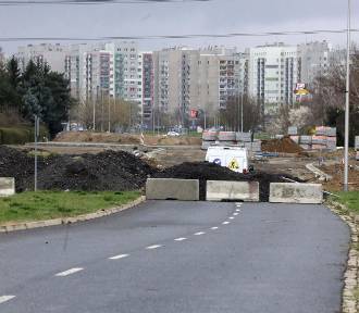 Legnica: Ulica Sikorskiego nadal jest nieprzejezdna, trwa remont ronda, zdjęcia