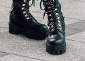 Damskie buty na jesień i zimę 2022. Zobacz topowe modele obuwia, które jest wygodne i modne. Powrót botków z lat 90. to hit sezonu