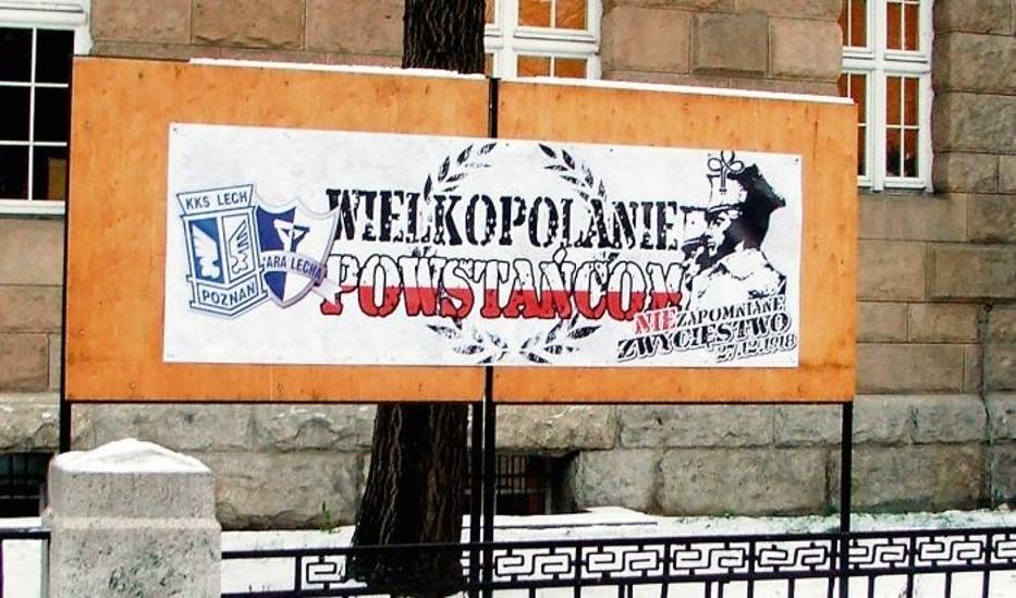 Hasła „Wielkopolanie Powstańcom” można było zobaczyć w kilkunastu miastach