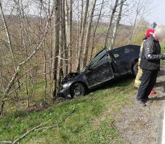 Samochód wypadł z drogi i uderzył w drzewo na drodze koło Tarnowa