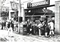 Tak wyglądał pierwszy McDonald's w Poznaniu. Zobacz niezwykłe zdjęcia!