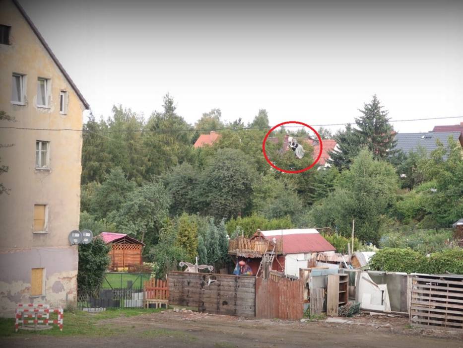 Nietypowa ozdoba straszy na Dolnym Śląsku. Czarownica latająca na miotle powróciła podświetlona - zdjęcia