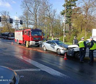 Wypadek na skrzyżowaniu w Radomiu. Jedna osoba w szpitalu [ZDJĘCIA]