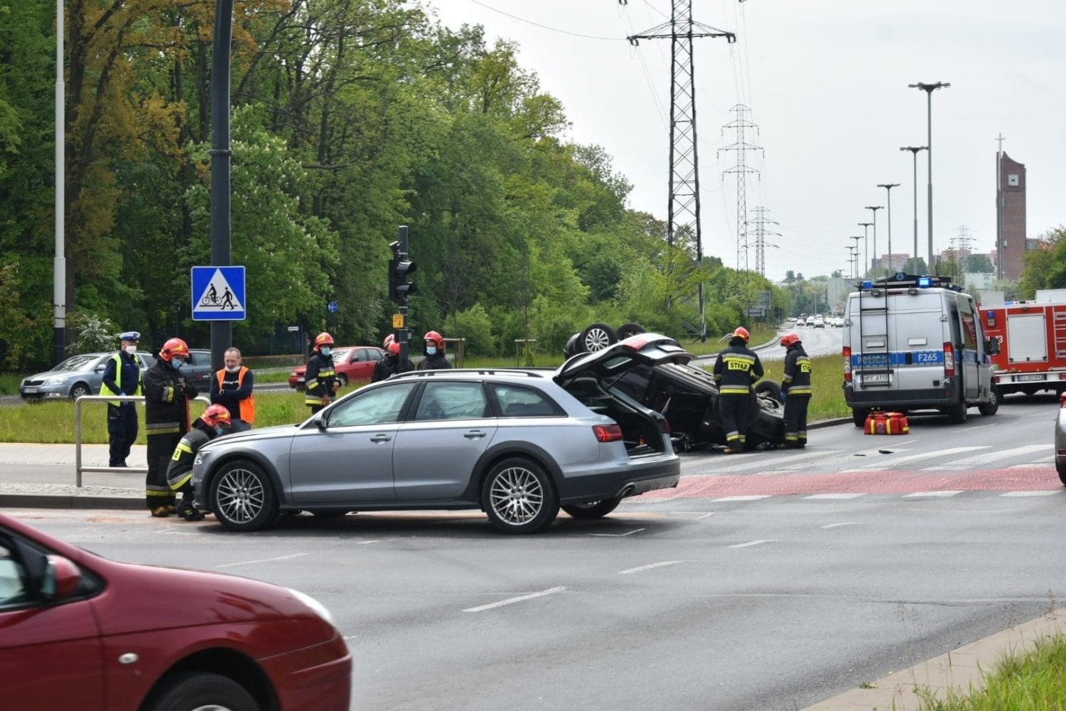 Uderzony w prawy bok volkswagen przewrócił się na dach, ścinając jeszcze słup sygnalizacji świetlnej sterującej ruchem na rondzie