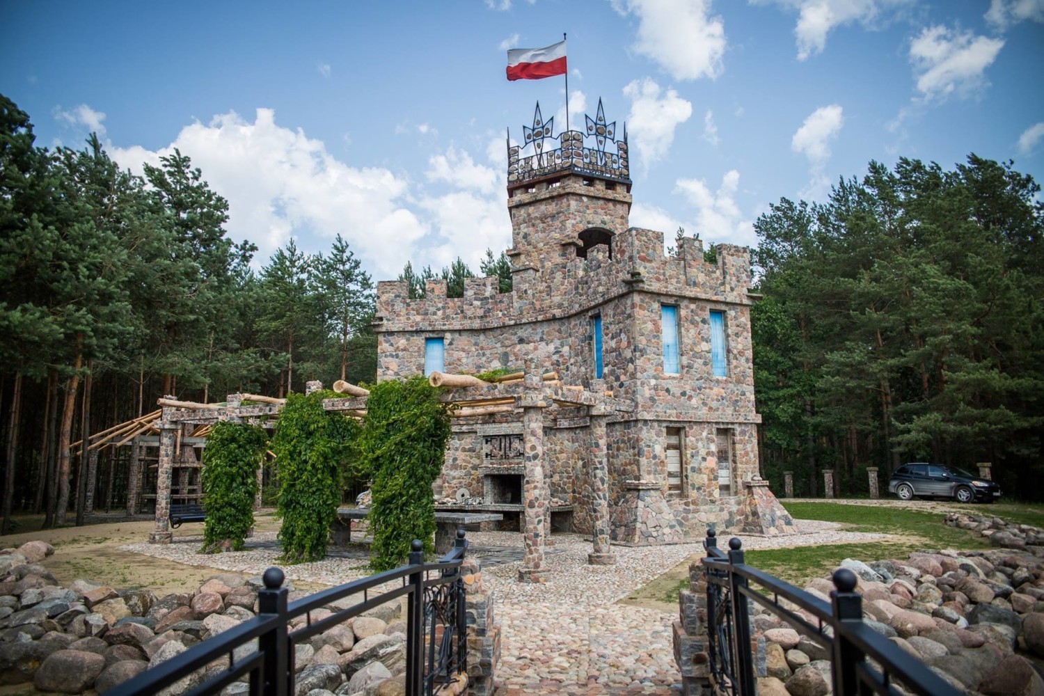 Kasztel-ik - Korona PodlasiaMinęła ponad dekada odkąd pod Siemiatyczami Jerzy zbudował swój pierwszy słup ogrodzeniowy, a jego praca zaowocowała czymś znacznie większym niż początkowo sobie wyobrażał