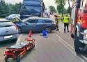 Bielsk Podlaski. Niebezpieczny wypadek na drodze krajowej z udziałem trzech samochodów. Dwie osoby poszkodowane. Droga jest zablokowana