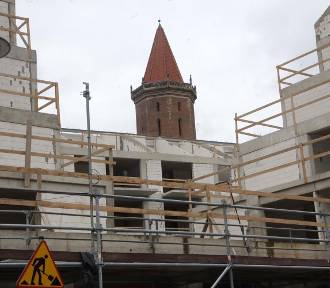 Powstaje nowy budynek w centrum Legnicy, są utrudnienia w ruchu, aktualne zdjęcia