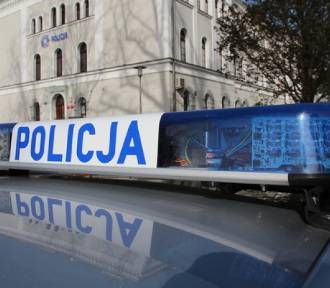 Chwile grozy w Brzegu. 68-letni kierowca utknął na przejeździe kolejowym
