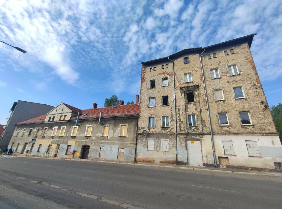 Zaczyna się wielkie wyburzanie! Z jednej ulicy Wałbrzycha zniknie 9 budynków mieszkalnych - zobaczcie ich zdjęcia