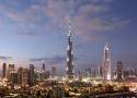 Dubaj zaprasza na Expo 2020 niesamowitą reklamą. Stewardessa znowu na najwyższym wieżowcu świata, tym razem towarzyszy jej jumbo jet