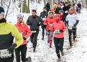 Zasypane śniegiem ścieżki w lesie na zawodach City Trail w Gdyni. 364 biegaczy zmagało się na trasie liczącej 5 km ZDJĘCIA