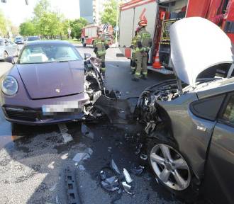Wypadek Porsche przy Aquaparku we Wrocławiu powoduje duże utrudnienia w ruchu
