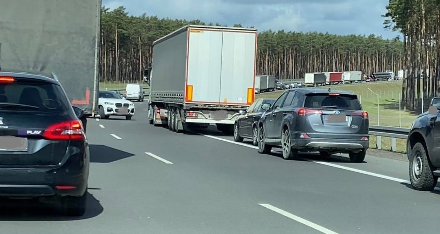 Kierowca bmw jechał pod prąd korytarzem życia