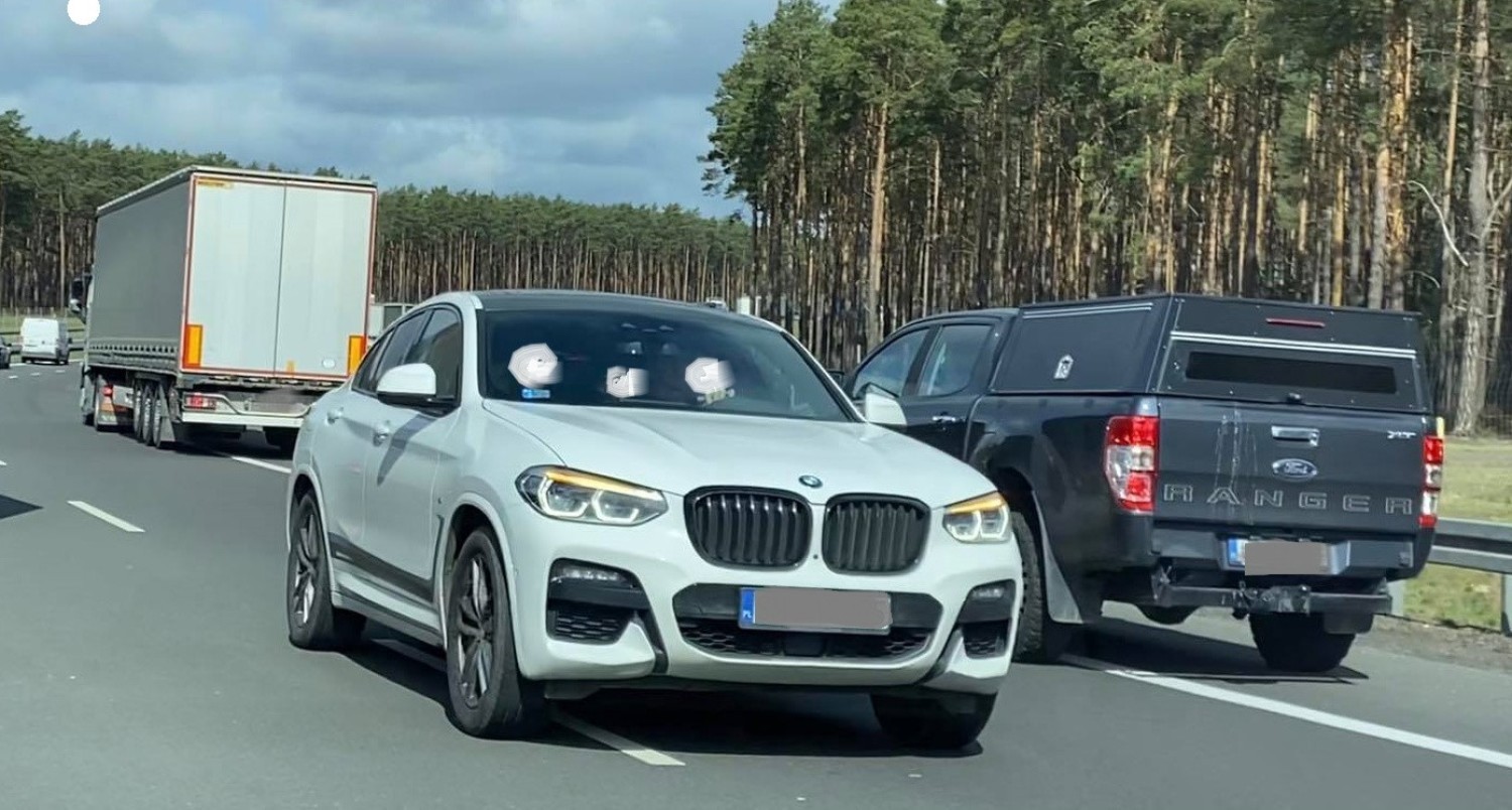 Kierowca bmw jechał pod prąd korytarzem życia