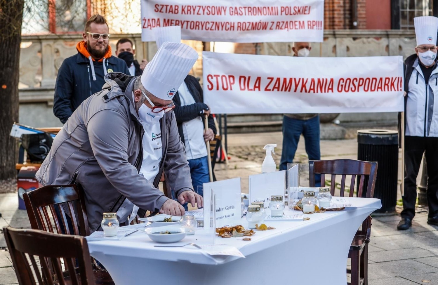 Cała gastronomia od wielu tygodni protestuje przeciwko wprowadzanym przez rząd obostrzeniom, a zwłaszcza formie ustanawiania zakazów: z dnia na dzień, bez konsultacji z nikim, a już na pewno nie z przedstawicielami branży