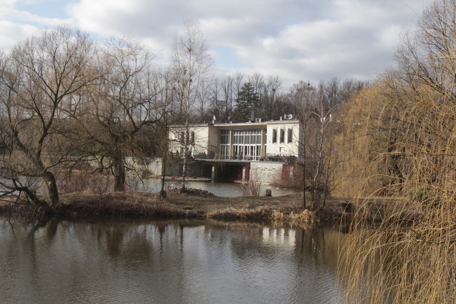 Nieliczne lokale na terenie Parku Śląskiego