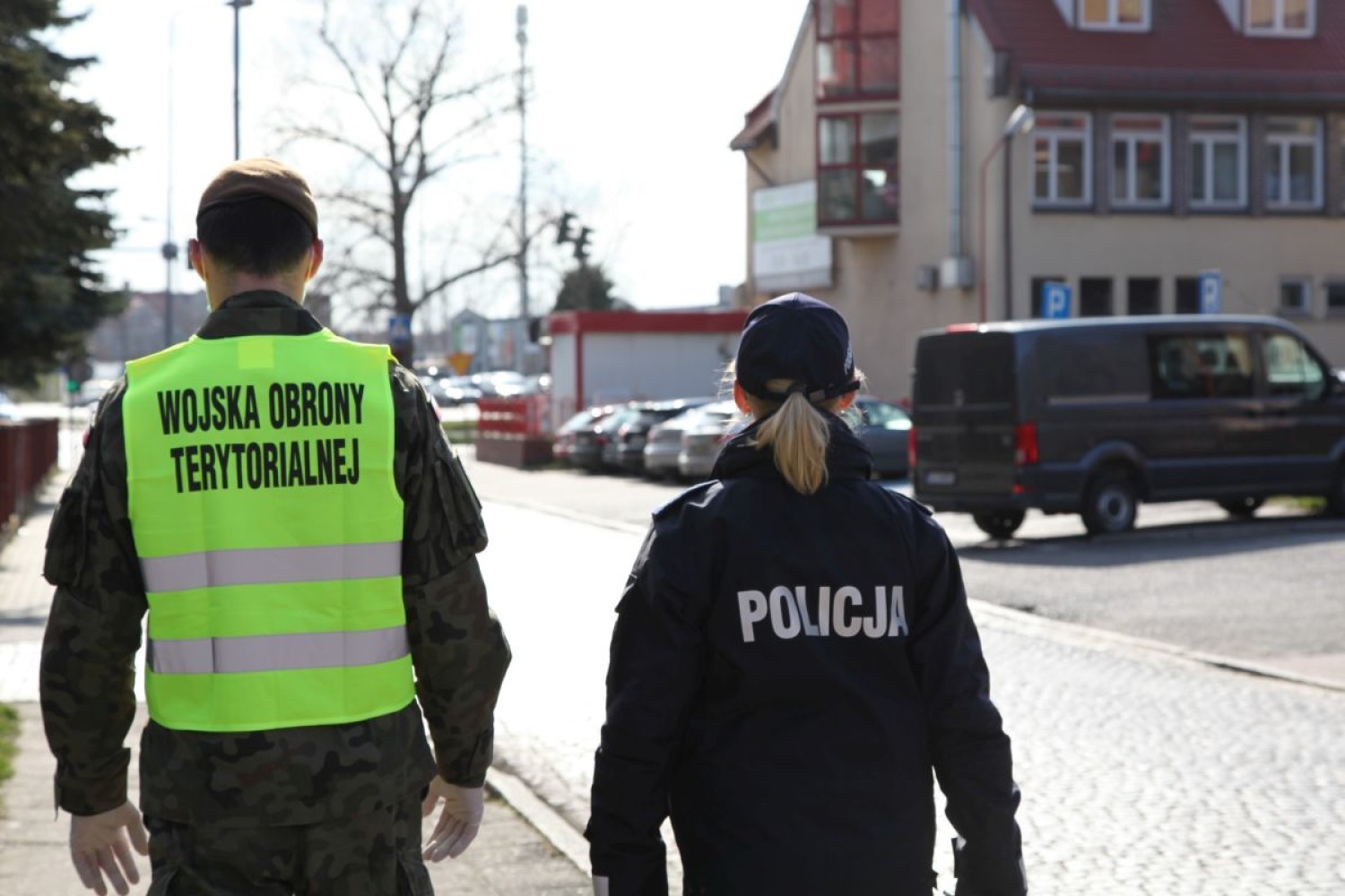Ulice opustoszały. Widać sporo patroli