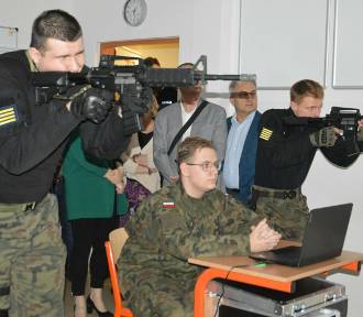 Wirtualną strzelnicę otwarto w szkole Zakładu Doskonalenia Zawodowego w Konskich