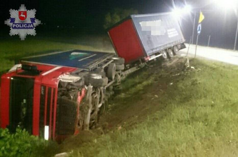 Kierowca tira jadąc obwodnicą miasta zasnął za kierownicą
