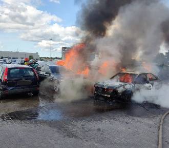 Pożar na parkingu gdańskiego lotniska. Doszczętnie spłonęły cztery auta