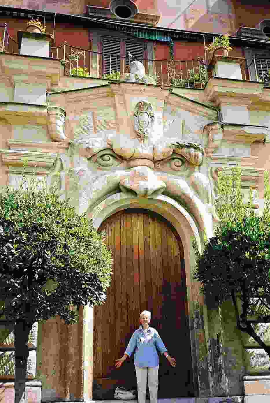 W paszczy potwora - brama do Palazzo Zuccari