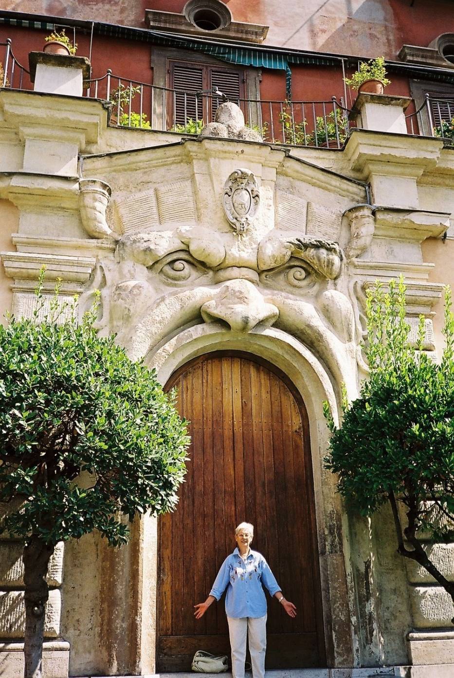 W paszczy potwora - brama do Palazzo Zuccari