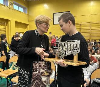 Kuba Niewiadomski z Bełchatowa, który uratował mężczyznę, został uhonorowany w szkole