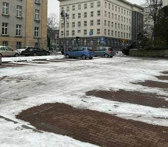 Brak samochodów na Placu Sejmu Śląskiego. Mieszkańcy i kierowcy komentują nowe zasady