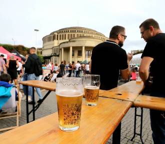 Tłum piwoszy przy Hali Stulecia. Lotny Festiwal Piwa 