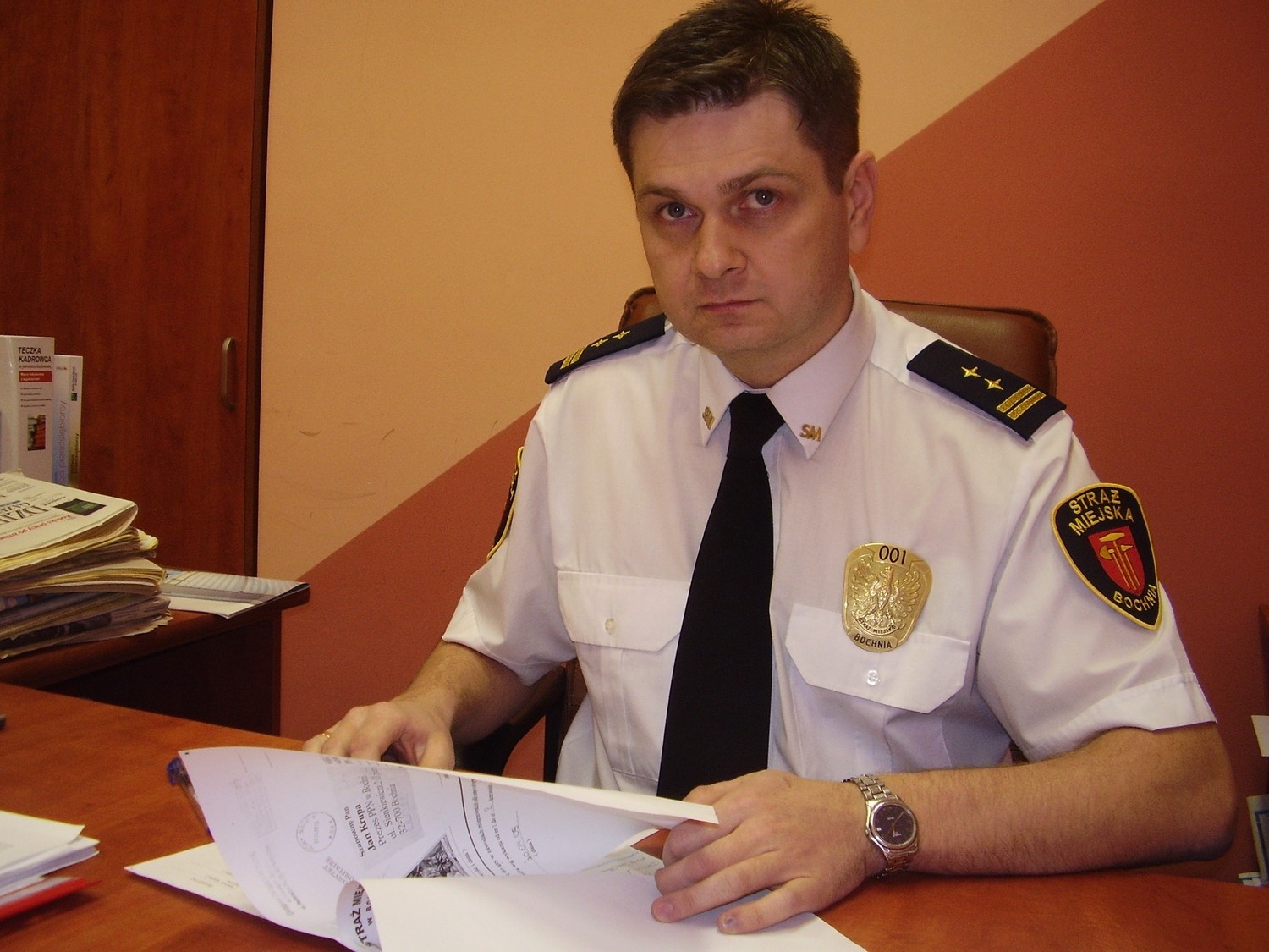 Komendant Krzysztof Tomasik w aktach straży miejskiej zabezpieczył dwa z kilkudziesięciu znalezionych dokumentów