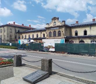 Tak zmienia się zabytkowy dworzec w Czechowicach-Dziedzicach. Trwa remont budynku