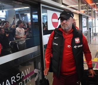 Polscy piłkarze wrócili do Warszawy. Na lotnisku przywitali ich wierni kibice