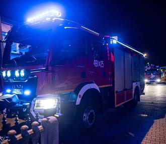 Pożar w budynku gospodarczym w Krotoszynie. Na miejscu pięć zastępów straży pożarnej