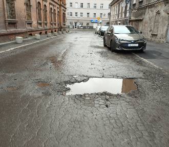 Mamy harmonogram naprawy dziurawych ulic w mieście. Kierowcy domagają się odszkodowań