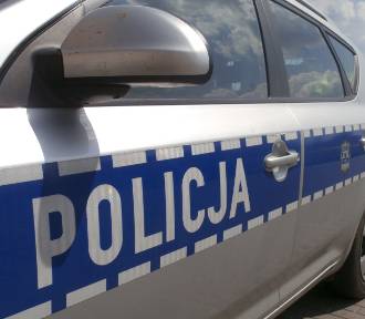 Czujny policjant zauważył skradziony samochód w zaroślach