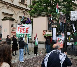 Protest solidarnościowy przed Collegium Broscianum: "Nie ma zgody na przemoc"