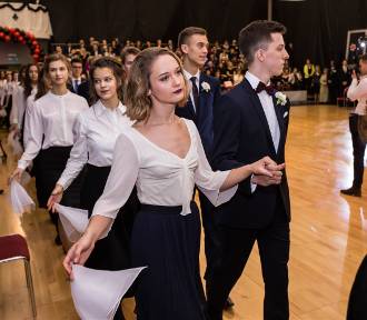 Studniówka 2018 Liceum im. S. Staszica. Impreza przedmaturalna na galowo! [ZDJĘCIA]