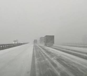 Zima zaatakowała w Łódzkiem! Drogi w śniegu, bardzo trudne warunki RAPORT NA BIEŻĄCO