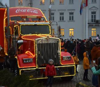 Magia świąt na starówce! Ciężarówka Coca-Coli dotarła do Płocka! [ZDJĘCIA]