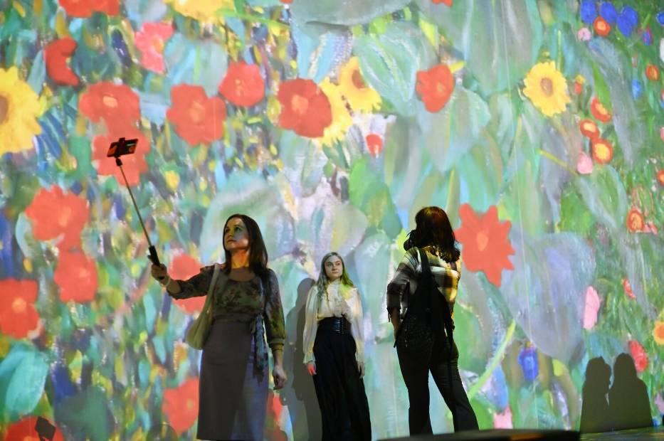 Immersyjna wystawa dzieł Gustava Klimta w Warszawie.