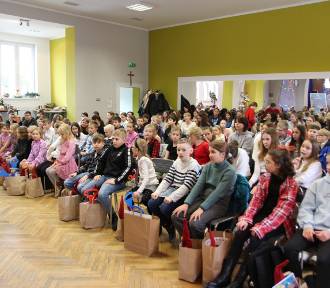 Gminny konkurs „Z Aniołem w tle” w Tarnowcu. Uczniowie wsparli chorego chłopca