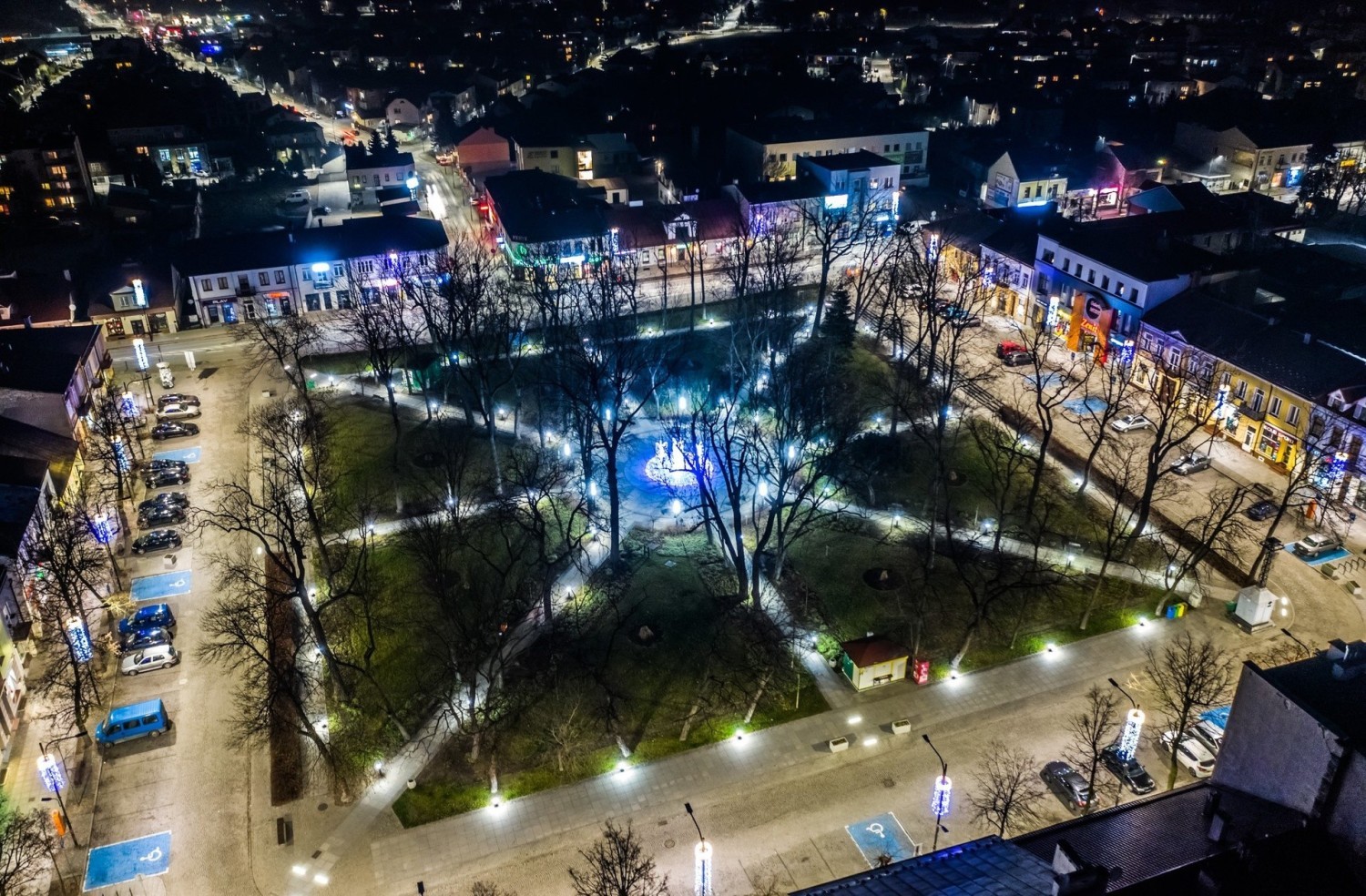Świąteczne iluminacje w Busku - Zdroju. Niezwykłe zdjęcia z drona pięknie oświetlonego miasta (FOTO)
