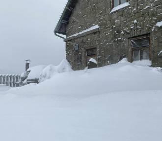 Schronisko pod Klimczokiem pod śniegiem! W Beskidach panują bardzo trudne warunki