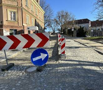 Trwa remont ulicy Zamkowej w Sandomierzu. Są utrudnienia [ZDJĘCIA] 