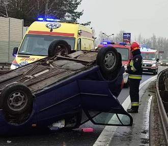 Volkswagen dachował na granicy Tarnowa i Brzozówki. Jedna osoba ranna