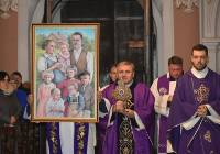 Relikwie błogosławionej rodziny Ulmów przybyły do Bazyliki Mniejszej w Sieradzu FOTO